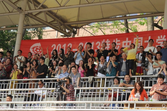 啦啦队呐喊助威