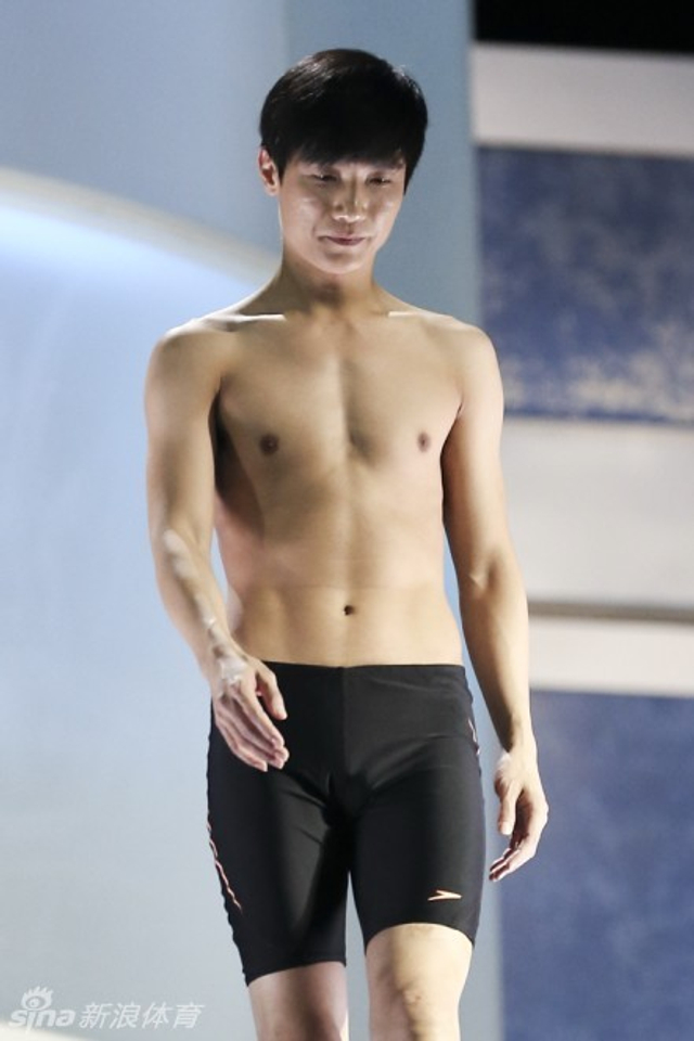 陈楚生赤裸上身