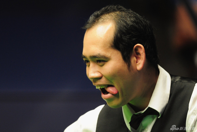 德差瓦吐舌卖萌