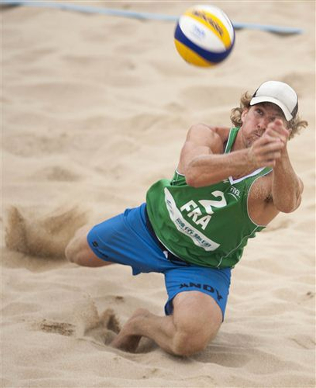 德国球员奋力救球