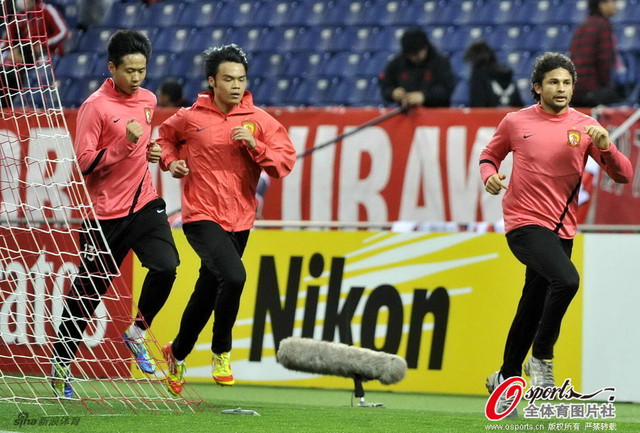 埃尔克森、唐德超、石鸿俊跑步热身