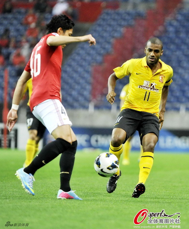 穆里奇上前盯防