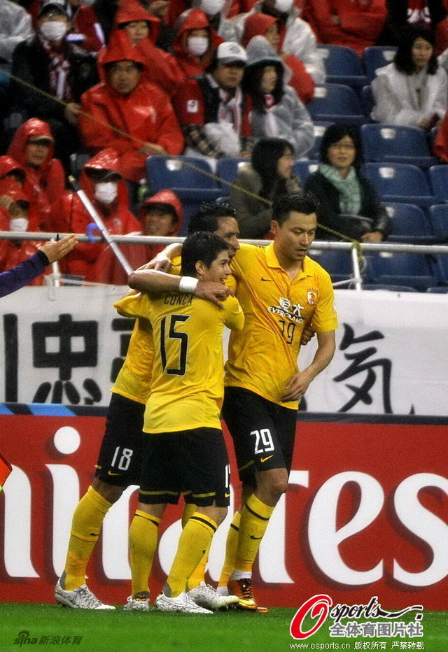 孔卡上前拥抱巴里奥斯