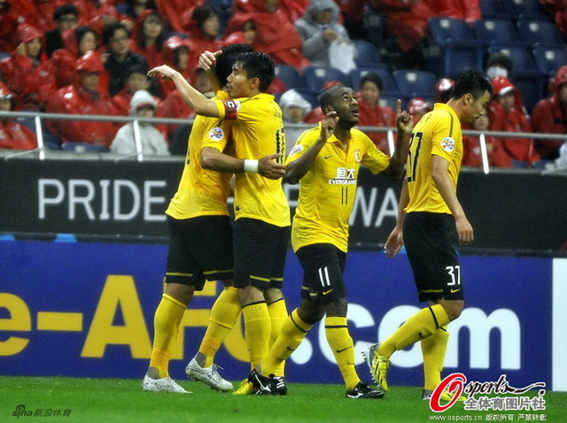 穆里奇双手指天