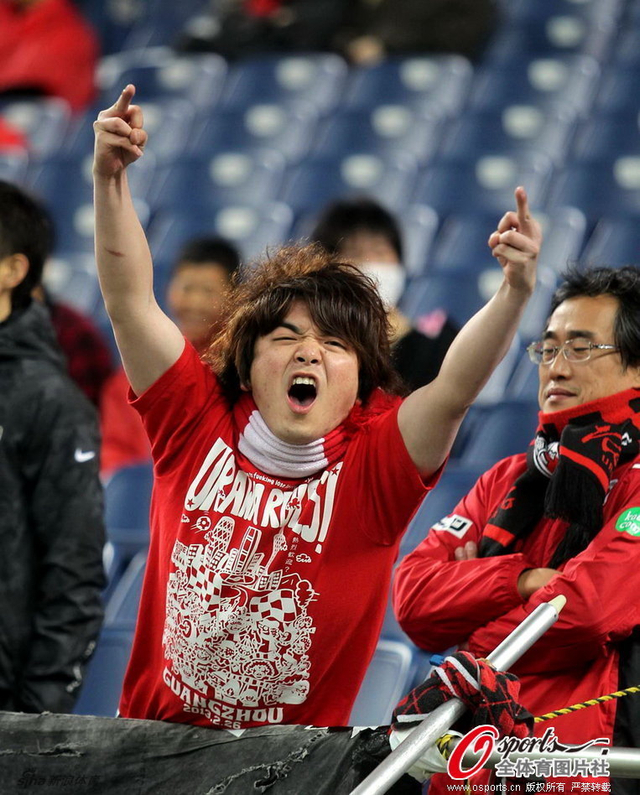 球迷向场上竖中指