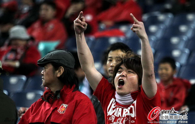 日本球迷竖中指