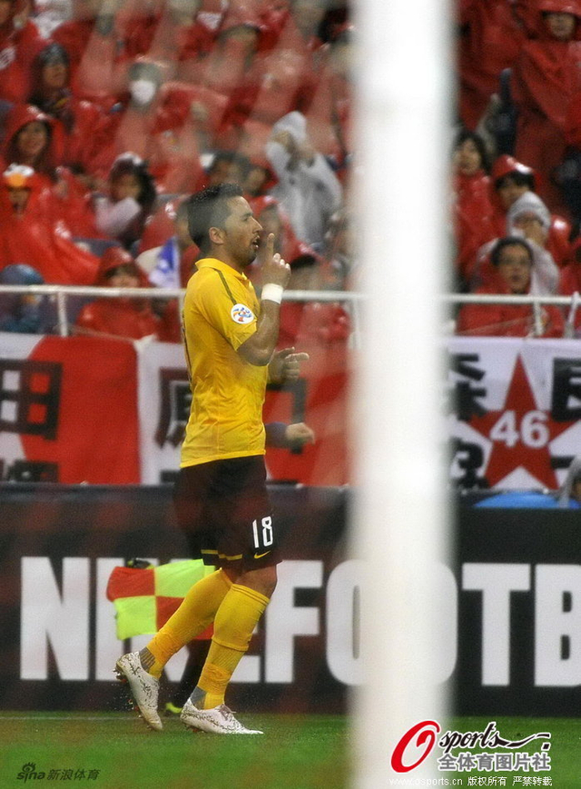 巴里奥斯庆祝进球