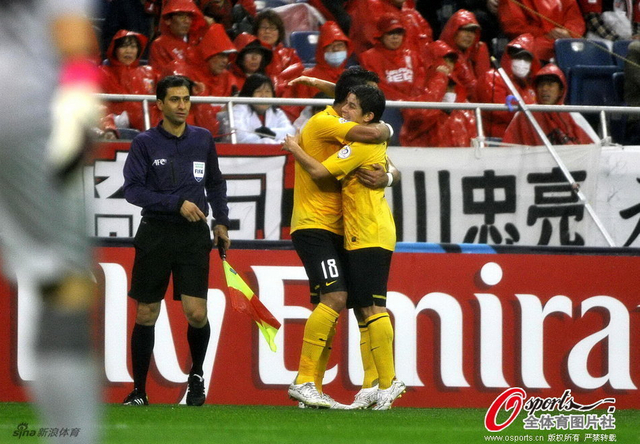 巴里奥斯与孔卡紧紧相拥