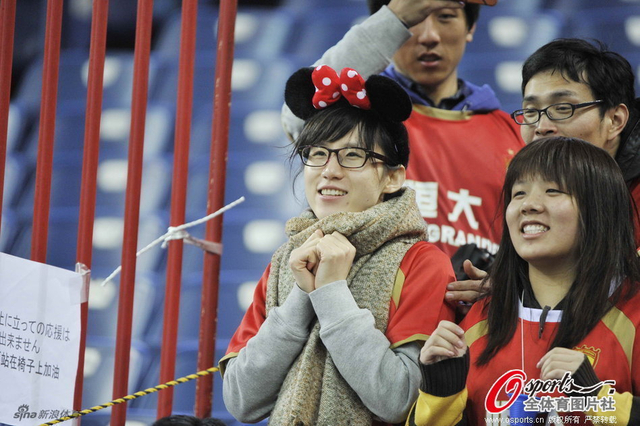 美女球迷心怀希望