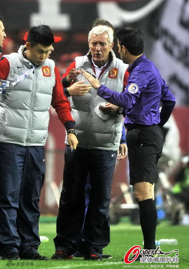 裁判对里皮做判罚