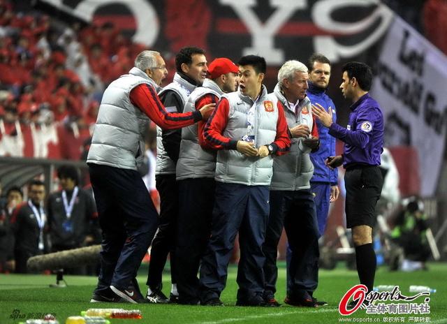 众人忙与裁判申辩