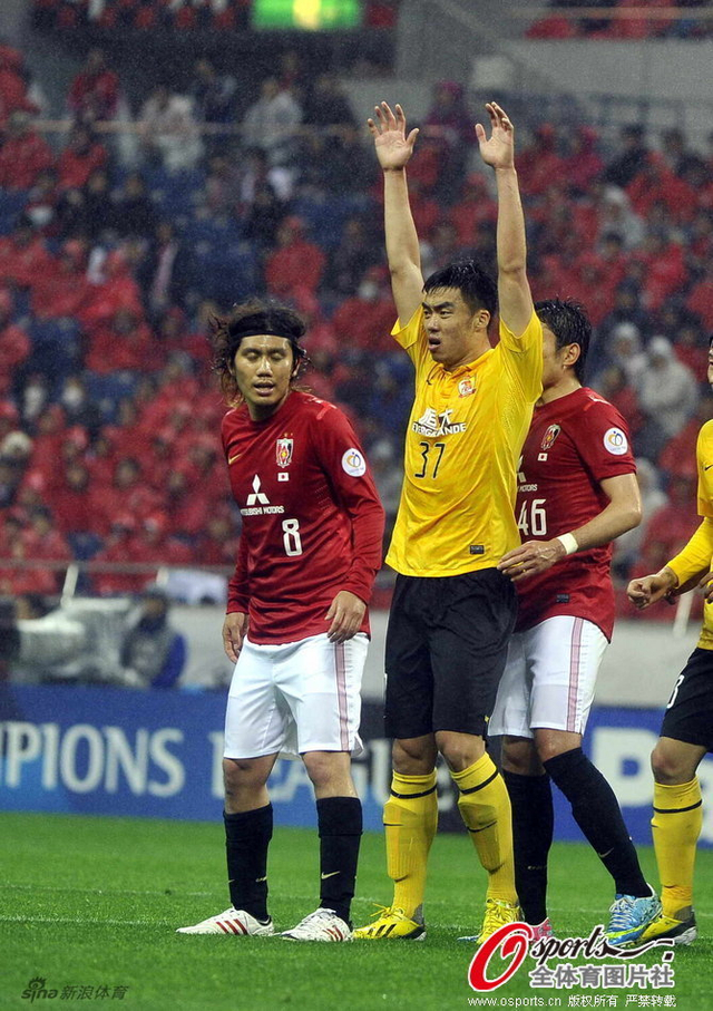 赵旭日高举双手