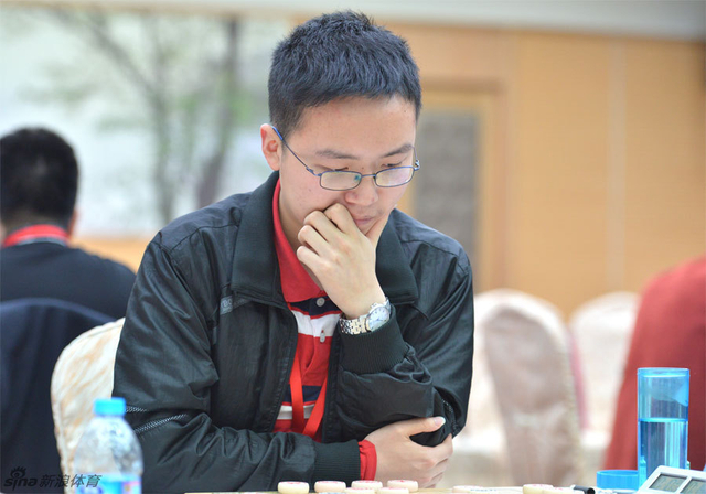 郑惟桐沉思状态