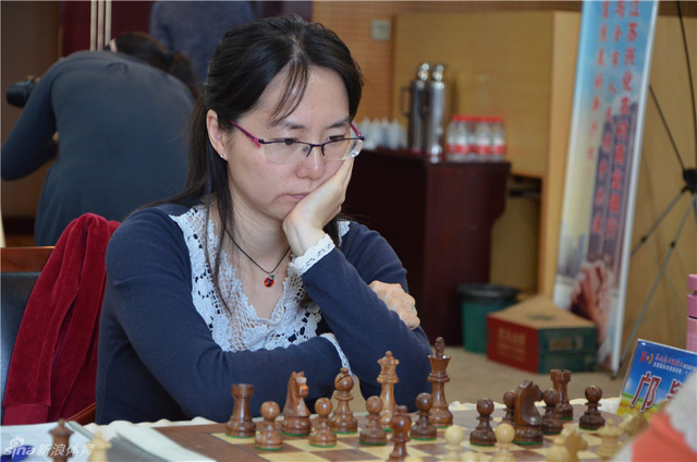 邝颖慧托腮对局