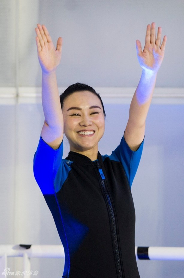 闫妮向观众示意