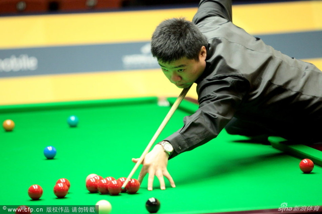 丁俊晖扎杆下球