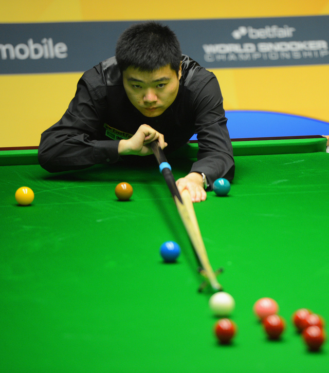 丁俊晖架杆击球