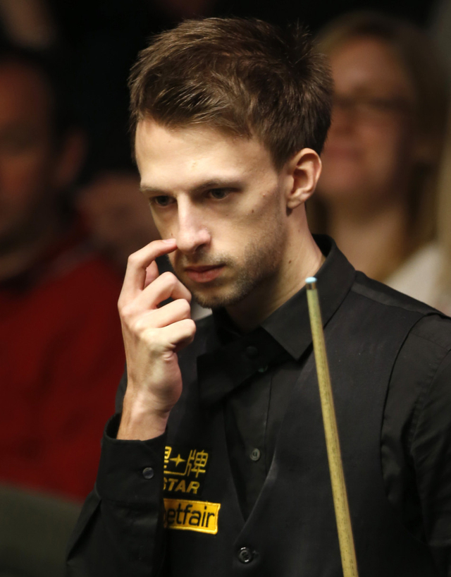 特鲁姆普抠鼻思索