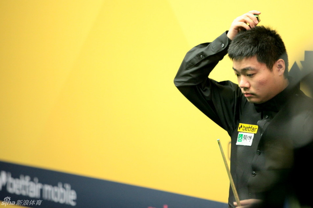 丁俊晖挠头思考