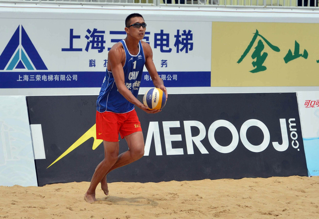 徐林胤准备发球