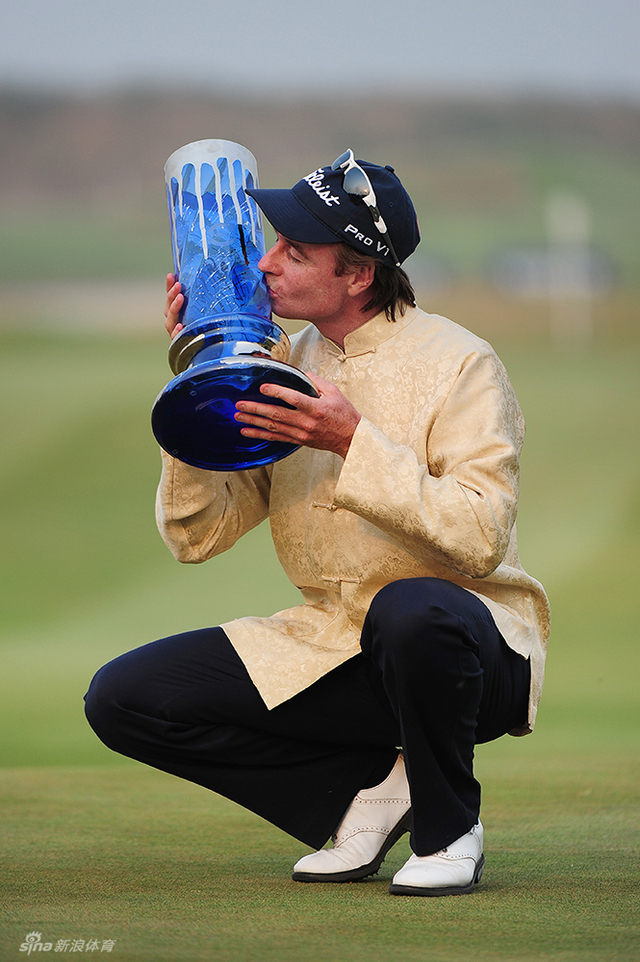 罗姆福德亲吻奖杯