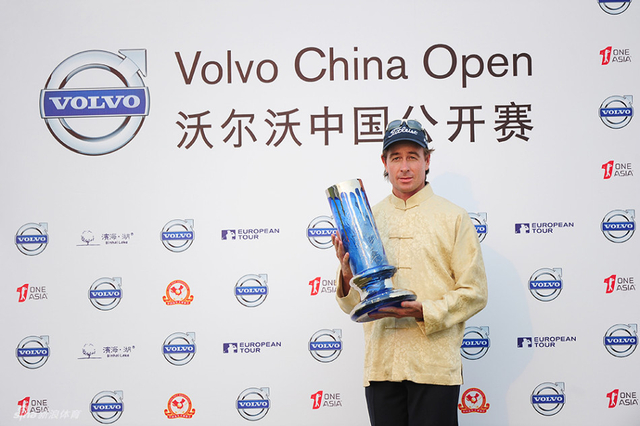 罗姆福德喜捧奖杯