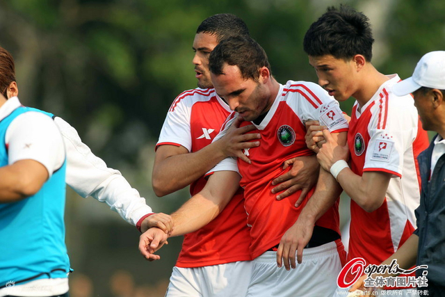 北理工外援遭门将踢伤