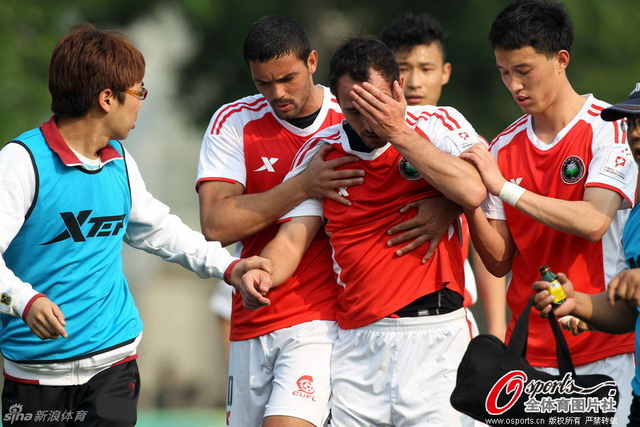 贝纳多捂住伤口