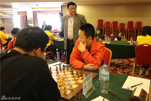 江苏队教练潘刚关注比赛