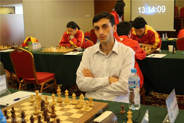 乔巴瓦端坐对局