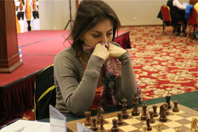 雅瓦希什维利围巾遮脸