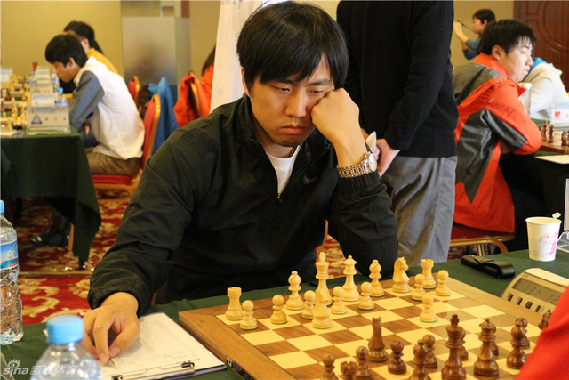 卜祥志专注棋局