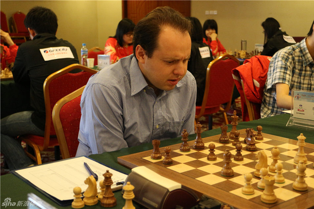 重庆外援表情严肃