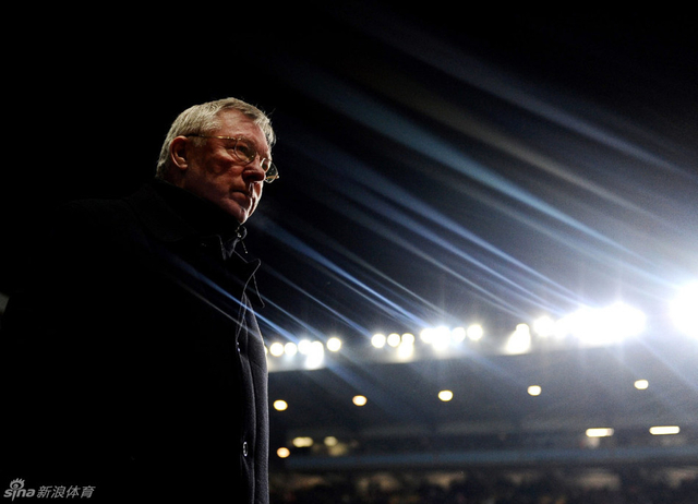 2010年弗格森场边指挥神色凝注