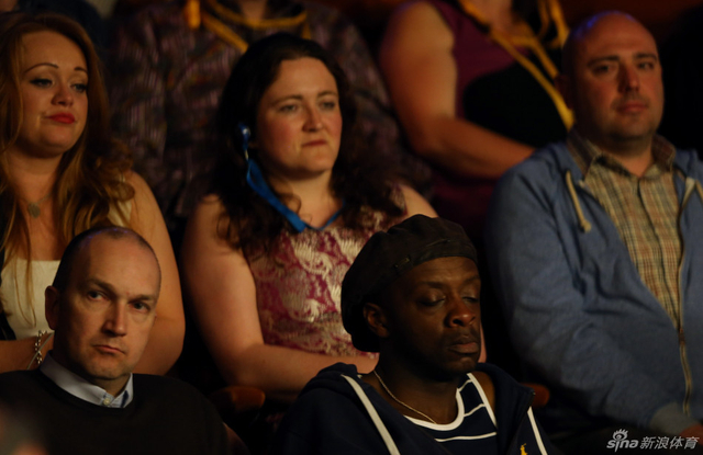 看台观众意外打瞌睡