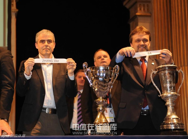 官员公布抽签结果