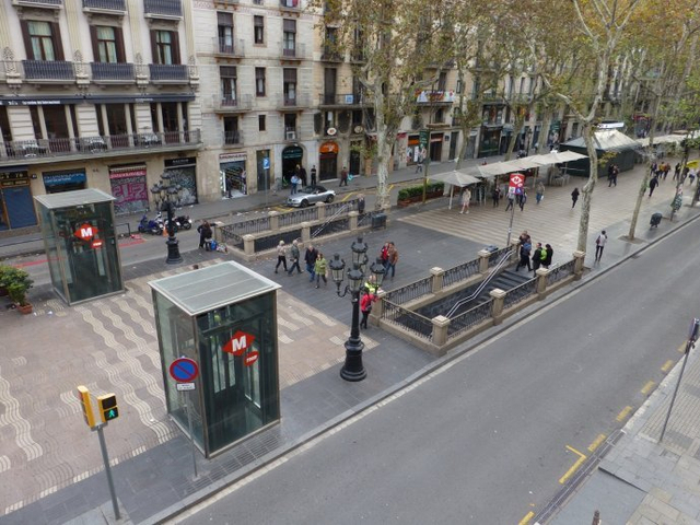 地铁站有滚梯有直梯