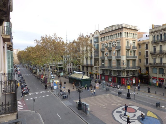 兰布卡大街的西头是加泰罗尼亚广场