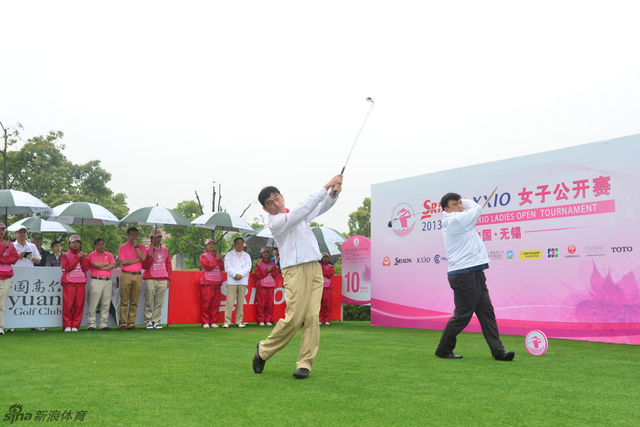 川松英明、杨杰开球