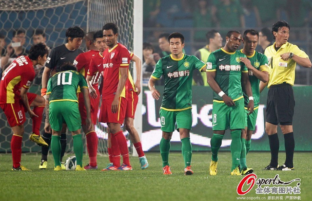 龙队上前安慰格隆