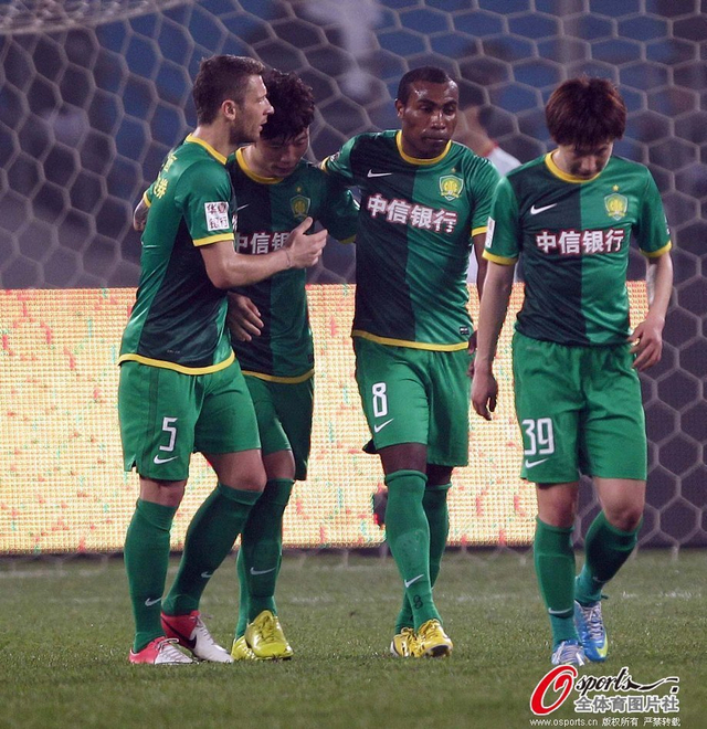 马季奇拉格隆一同庆祝