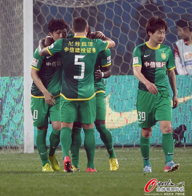 张稀哲主动拥抱格隆