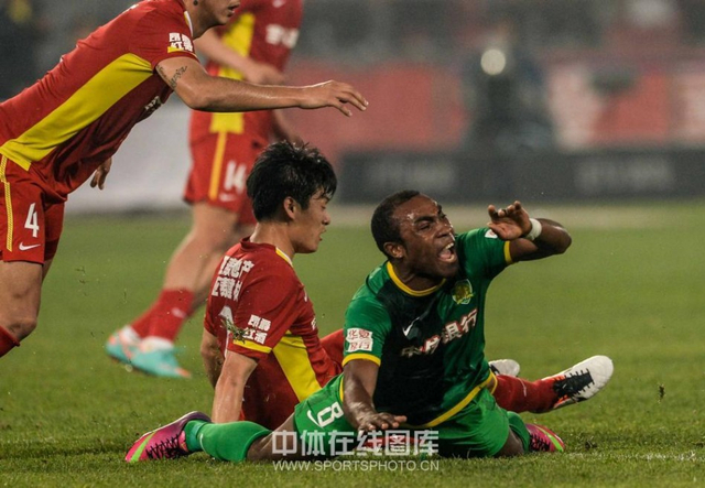 格隆罚点球被队友劝走