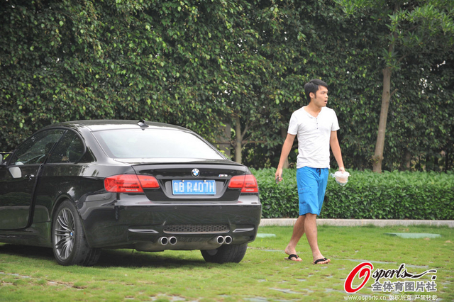 石鸿俊黑色宝马