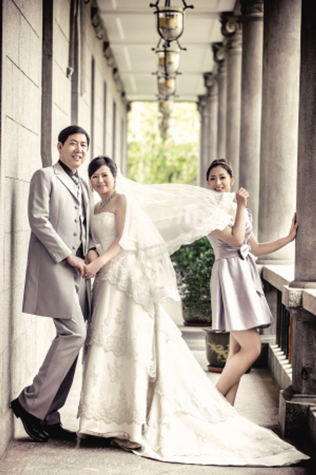 女儿当“陪衬”