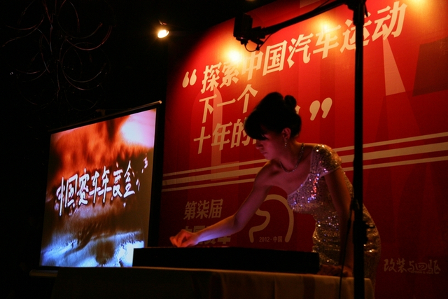 现场沙画表演令嘉宾们沉醉不已