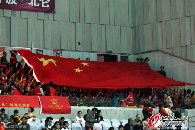 巨幅五星红旗出现在看台