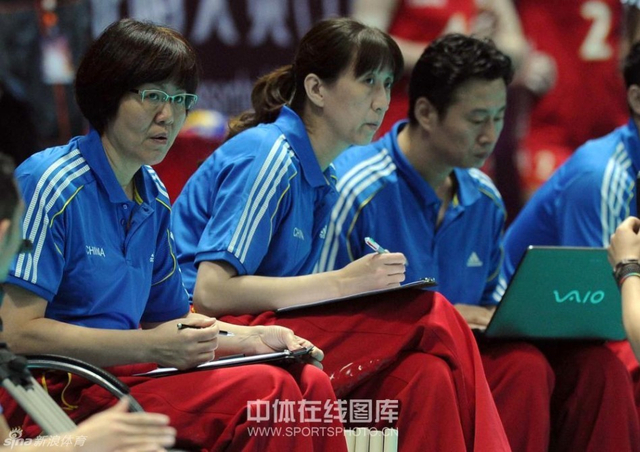 郎指导目光不离赛场