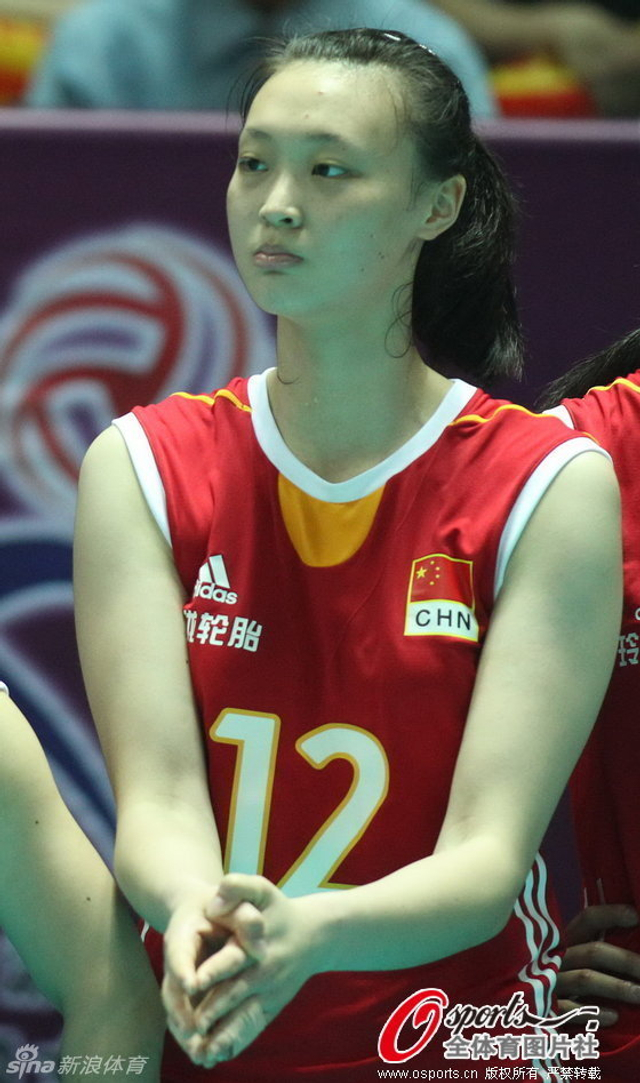 惠若琪场边做技术动作