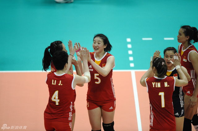 姑娘们庆祝得分